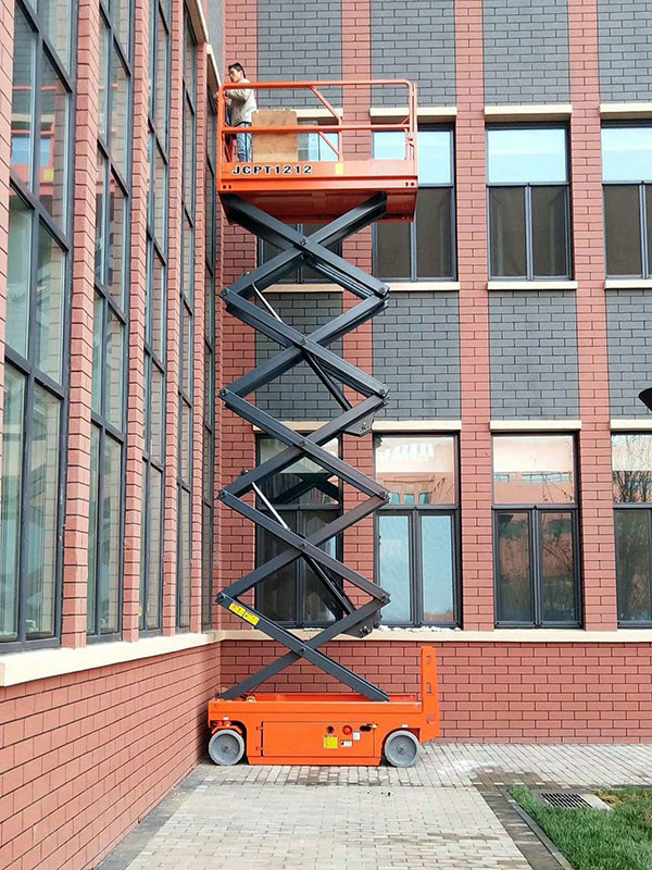 自行式升降机外墙作业